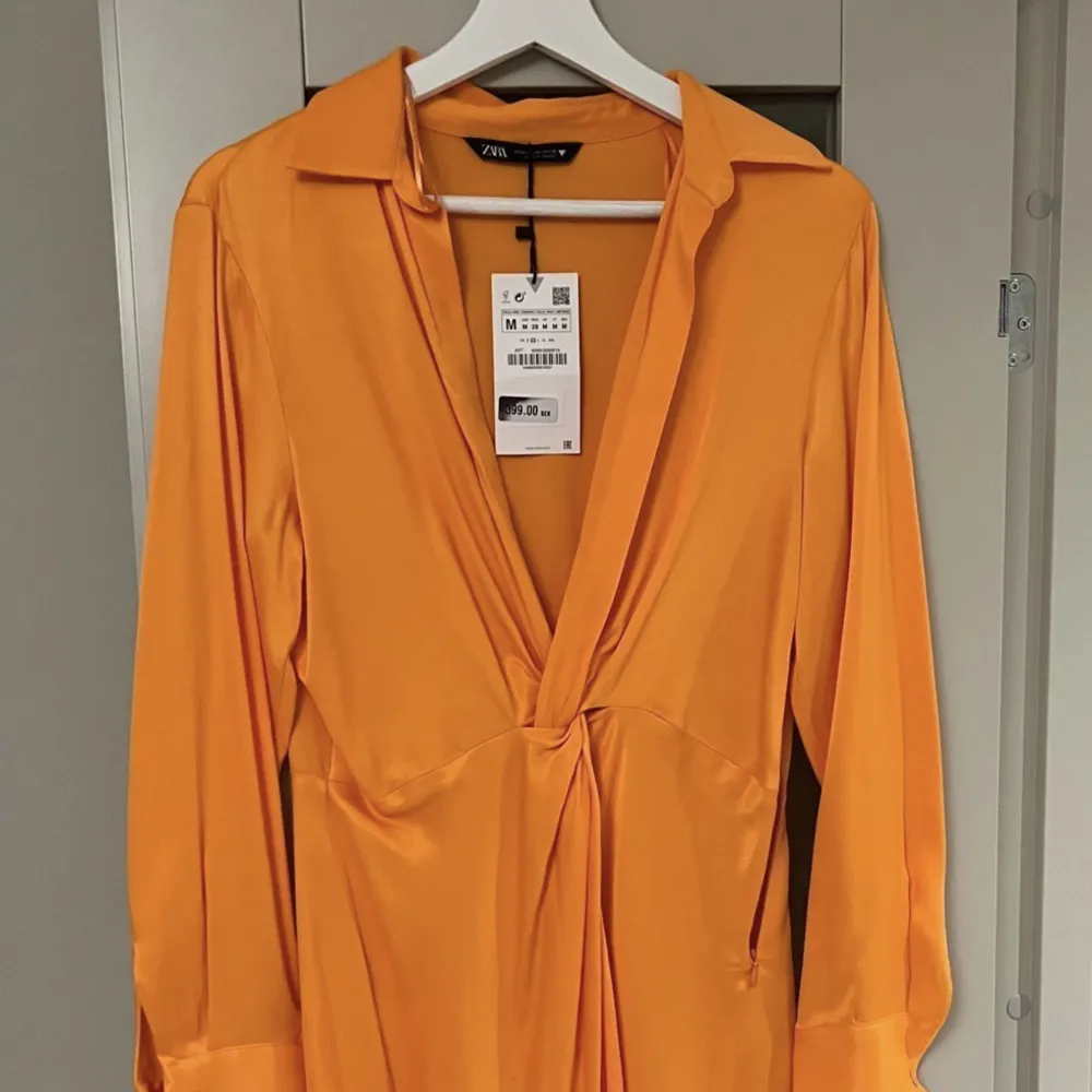 Fina klänning från zara i orange!! Bilderna är lånade🧡. Klänningar.