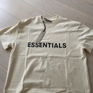Hej! Säljer nu min Essentials t-shirt då den är för stor och kan inte lämna tillbaka den