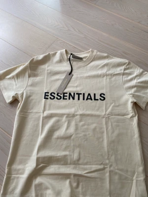 Essentials (FOG) t shirt - Hej! Säljer nu min Essentials t-shirt då den är för stor och kan inte lämna tillbaka den