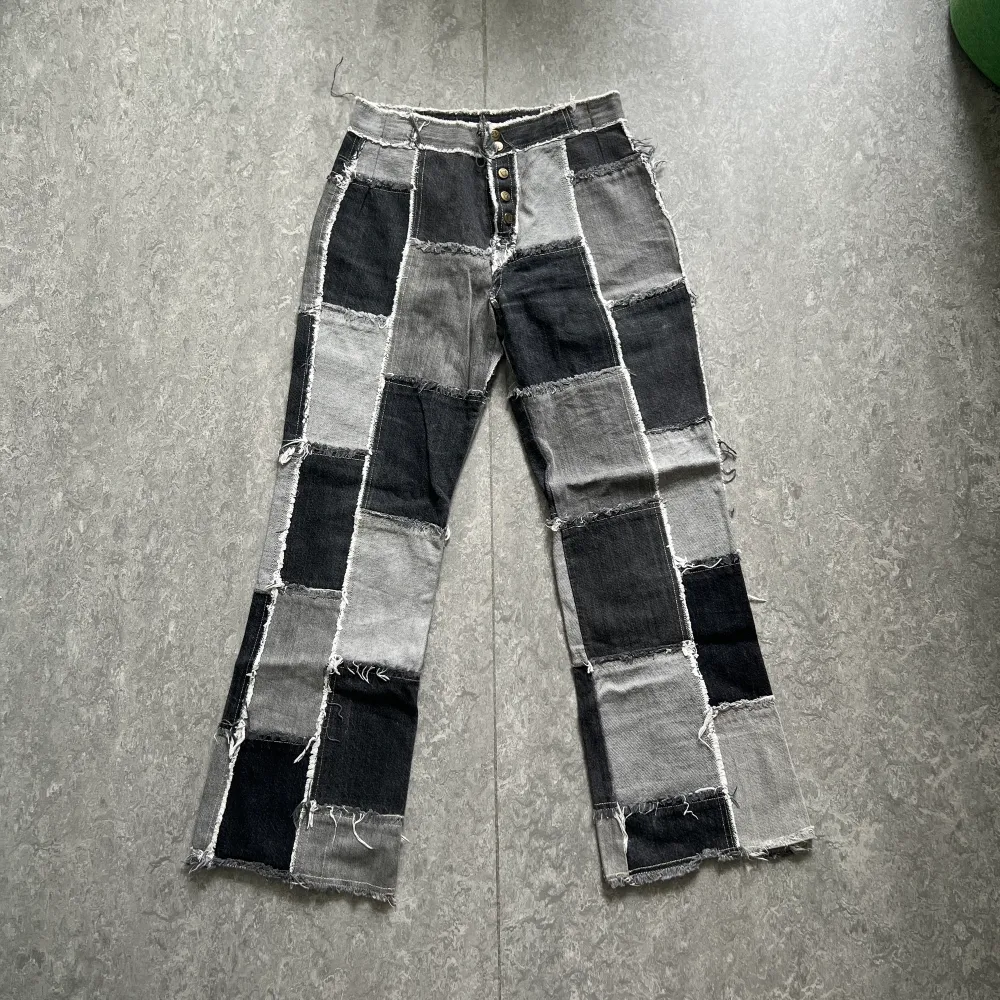 Skitfeta svart/grå jeans köpta secondhand! ⭐️🖤Inga defekter, säljer för att jag använder de för sällan! FRAKT INGÅR. Jeans & Byxor.