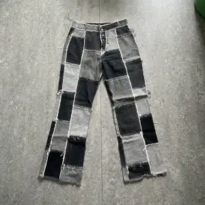 Skitfeta svart/grå jeans köpta secondhand! ⭐️🖤Inga defekter, säljer för att jag använder de för sällan! FRAKT INGÅR