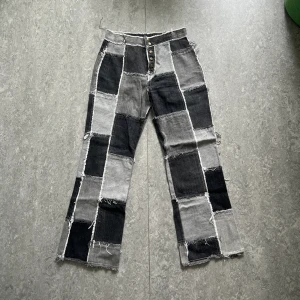 Rutiga Patchwork Jeans Strl38  - Skitfeta svart/grå jeans köpta secondhand! ⭐️🖤Inga defekter, säljer för att jag använder de för sällan! FRAKT INGÅR