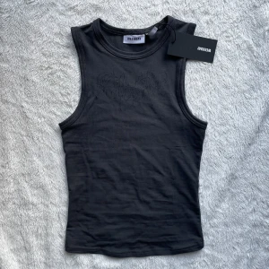 Svart linne - Ett svart sportlinne med tryck från Weekday🤍 Aldrig använt, prislapp fortfarande på. (Köparen står för frakten)