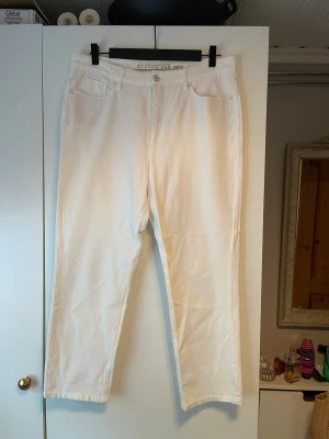 Jeans - Vita jeans. Storlek: 42. Längd: 26.