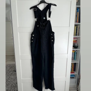 Thriftade hängselbyxor - Snygga svarta dungarees köpta på beyondretro för några år sedan. Mjukt och skönt material. 