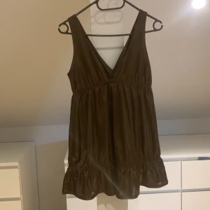 Linne - Ett brunt linne i tunt material