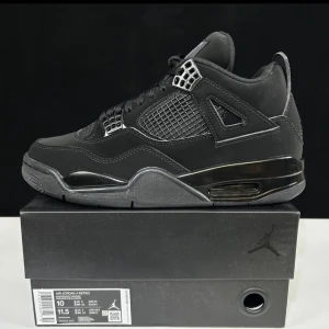 Jordans 4  - Dessa skor är repliker av jordans 4 black cats. Dessa skor är i riktigt bra kvalite och med ett vanligt öga kan man inte se att dessa är repliker. Bara att skriva om du har frågor. De 3 första som beställer får pengarna tillbaka. 