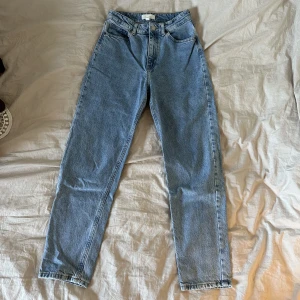Ljusblåa jeans  - Ljusblåa jeans från H&M i jätte fint skick 💙knappt använda!
