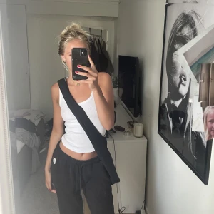 Crossbody väska - Väska som är handgjord. Köpt av en tjej på Instagram, som ny. Den går att vända ut och in så den blir grå också 💕