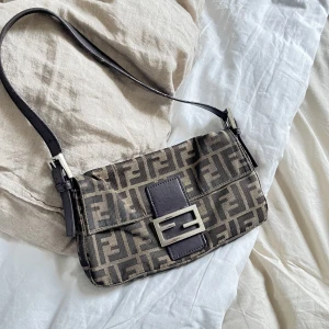 Fendi - Intresse-koll på min Fendi väska i modellen baguette! Inköpt 2019 från heyou sweden med slitage på läderbandet! Otroligt fin väska!