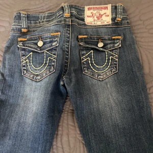 Low waist jeans - Sååå snygga true religion jeans, Low waist straight. Såååå fina detaljer