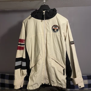 Napapjiri Jacka  - Napapjiri jacka strl M-L Andvänd 4-5 ggr  Skicka 9/10 (som ny)