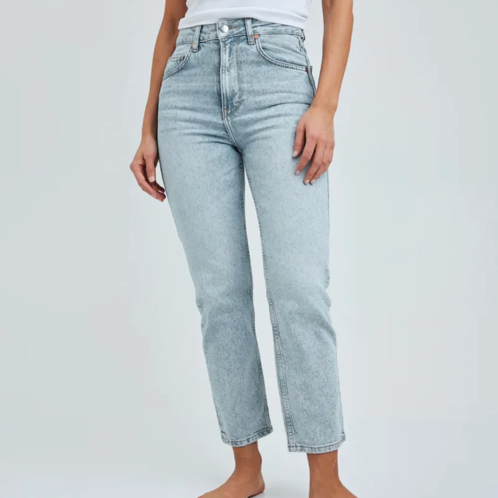 JP tower jeans från bikbok Storlek 27/30 Midjemått 66cm  slutsålda i butik och på nätet, använda en gång så är som nya . Jeans & Byxor.