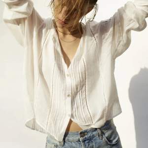 Slutsåld vit skjorta/blus från Zara. Helt ny med prislapp kvar! Hör av er vid frågor