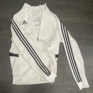 Adidas track jacket tröja  - Bra skick lapp avklippt nypris 699,00 kr