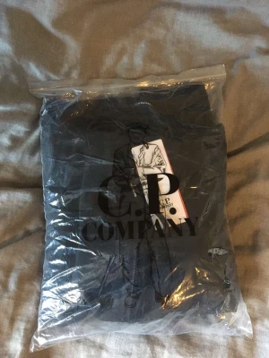 CP company tröja  - Säljer min cp company tröja då den va för liten för mig är L i storleken men är typ som M  endast testa den och va för kort för mig så drf väljer jag ä sälja den skriv för mer bilder eller frågor 