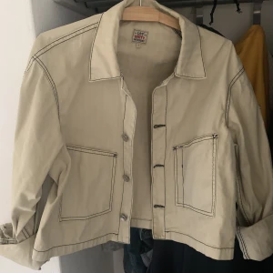 Beige jacka Lee x Weekday - Beige jacka i fint skick, storlek S