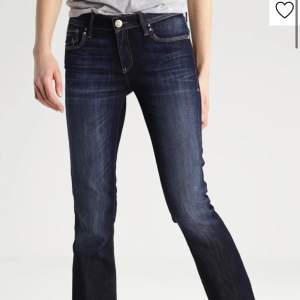 säljer nu mina mavi jeans pågrund utav att jag har förmånga!!!❤️🙏🏻 Knappt använda!!!💕
