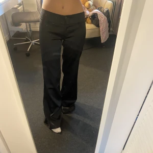 Lågmidjade kostymbyxor  - Säljer dessa lågmidjade kostymbyxor då de är för långa på mig (jag är 163). Materialet är silke