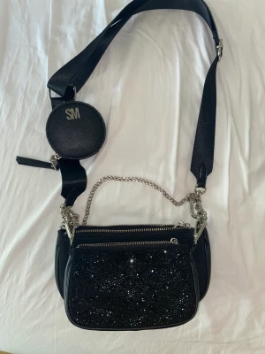 Steve madden cross over - Steve Madden cross body bag Den har inga defekter utom att jag lagt ner för mycket saker så dragkedjan gått av lite men går fortfarande att stänga 