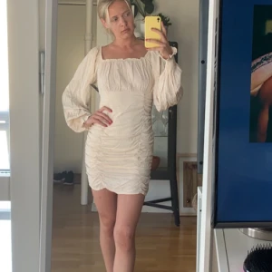 Klänning💖 - Säljer jättefin klänning från Nelly, säljs då jag inte använder den. Bara testad på bilden 🌸🙋🏼‍♀️