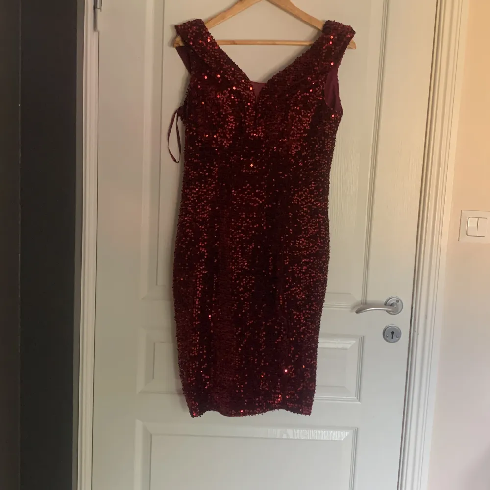 Säljer min vinröda glitter klänning som är köpt i på mobila L&S butiken. Har inte använt klänningen ofta alls. Storleken är 40 väldigt fin och är i nytt skick. Ord 1145kr. Klänningar.