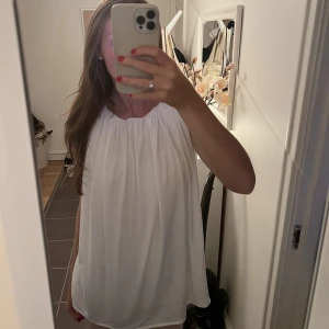 Vit topp - Somrig vit topp från H&m. Prislappen är kvar och den är oanvänd. Storlek M. 100kr.