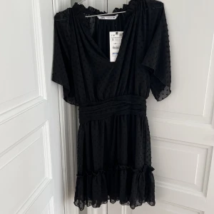 Klänning - Super fin klänning ifrån zara med lapparna kvar, Aldrig använd! Lapparna är kvar, nypris är 399💕