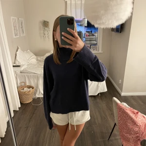 Marin blå stickad tröja  - En jättefin marin blå stickad tröja från Bikbok. Använd med i jättebra skick, använd gärna ”köp nu” funktionen om ni vill köpa tröjan💗