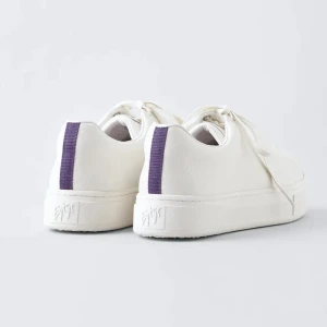 Eytys  - Säljer mina skitsnygga Doja eytys i färgen tumbeld white! Bästa skorna då de verkligen passar till allt!Skorna användes på min student och några gånger under sommaren! I och med användningen säljer jag dom för HALVA priset! Skicka PM för fler bilder osv! 