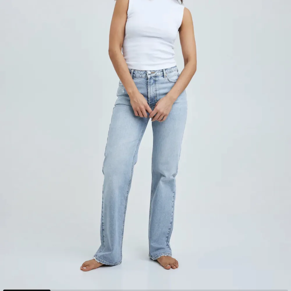Säljer dessa supersnygga jeansen från bikbok då jag behöver en annan storlek! Ej använda . Jeans & Byxor.