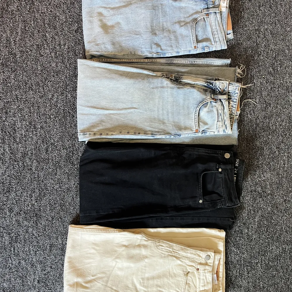 4 par jeans i storleken xs, använda få gånger därav bra skick. Säljes som ett paket. Hämtas på plats eller fraktas mot portokostnad.. Jeans & Byxor.