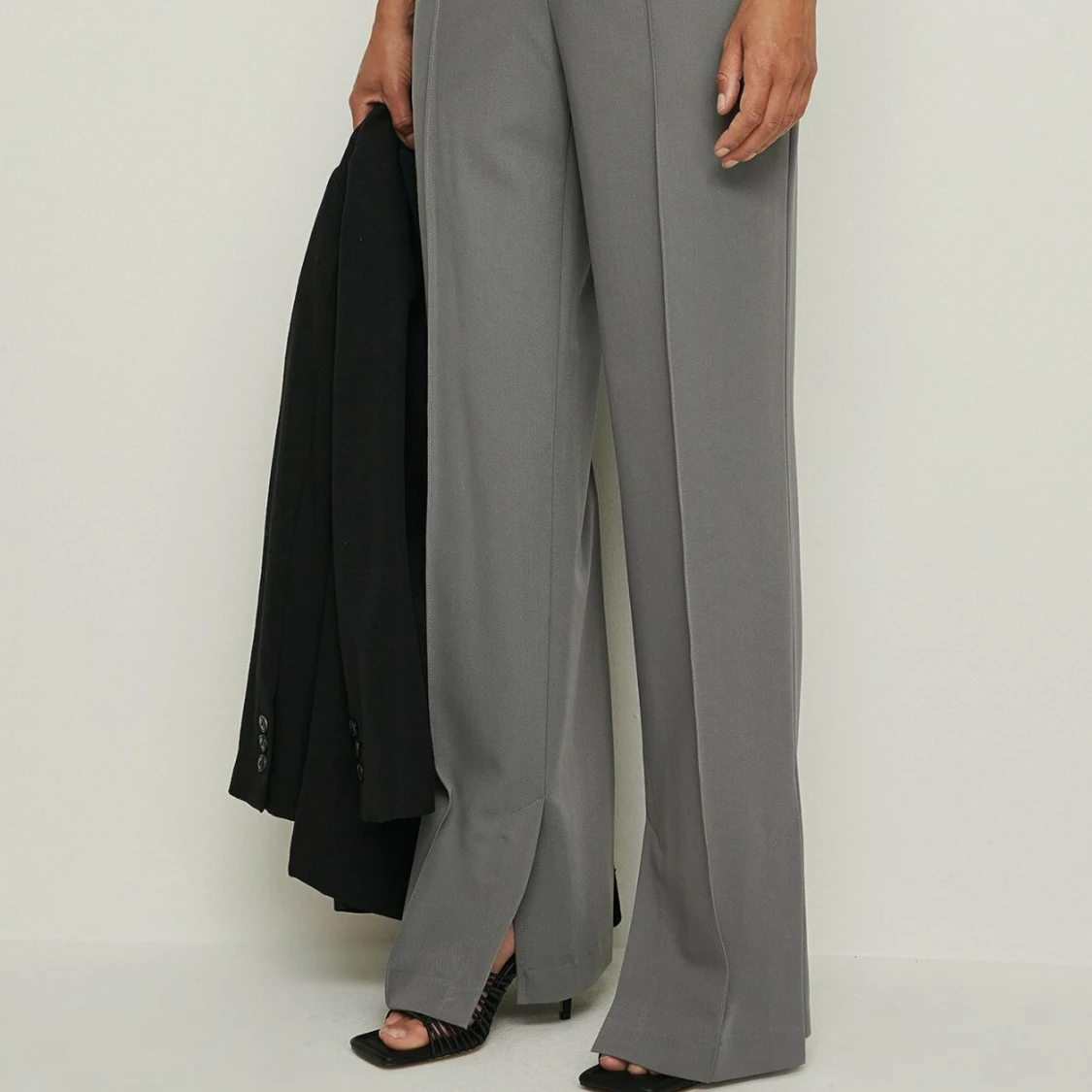 Gråa kostymbyxor  - 1