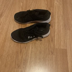 Fila skor - Används när jag har tränat!  Storlek 36  Skorna är nu då försmå för mig!