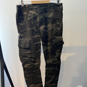 Cargobyxor jack & Jones  - Militärgröna + gröna cargobyxor från jack & Jones  Använda i väldigt bra skick  Nypris 499kr Skick 8/10  100kr/st
