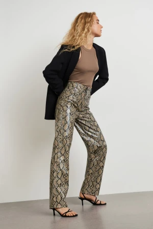 Ormskinnsmönstrade byxor ”Serena” från Gina Tricot - Ormskinnsmönstrade byxor från Gina Tricot.  100% PU  Fint skick, inget att anmärka på.