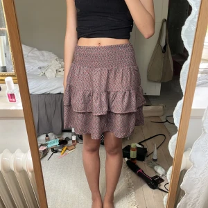 Mini kjol - Knappt använtd minkjol i stl 34, kjolen har resår i midjan och skulle förmodligen även passa stl 36 