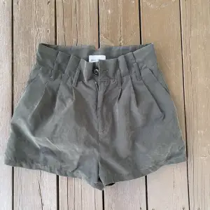 Ett par super fina shorts perfekta till sommaren. Använt 3/4 gånger säljer pga för små.