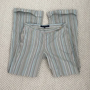 lågmidjade byxor - lågmidjade randiga tygbyxor! midja 38cm och 81cm i innerbenet 🫶🏻