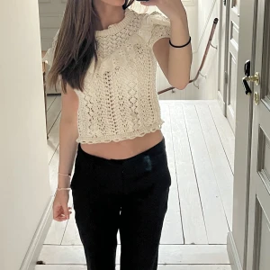 Zara stickad topp - Superfin beige stickad topp från zara. Finns dessutom inte kvar på deras hemsida. Jag säljer eftersom den inte kommit till så mycket användning💓