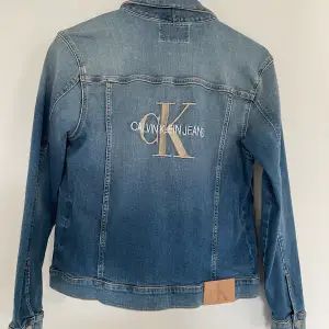 Fin oanvänd Calvin Klein Jeans jacka i stl 14år 