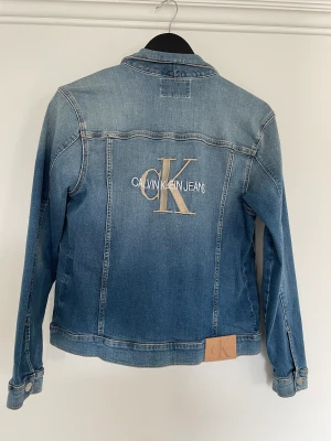 Calvin Klein Jeans Jacka  - Fin oanvänd Calvin Klein Jeans jacka i stl 14år 