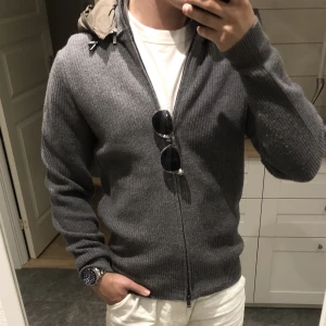Cardigan  - Massimo dutti cardigan i storlek M. Luvan går att ta av. Denna cardiganen är limiterad eftersom den inte går att få tag på eftersom den inte säljs längre 