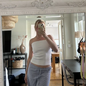 Tubtopp - Vit tubtopp från weekday, aldrig använd, lappen kvar! Ordinarie pris 180kr