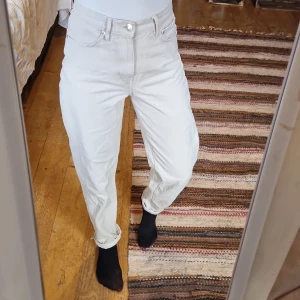 Momjeans - Beige jeans modell mom . Storlek 34 från lindex fint skick 