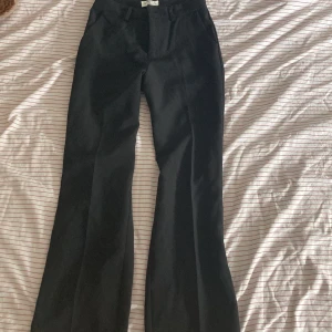 Kostymbyxor  - Supersnygga kostymbyxor från lindex😽 jag säljer dem eftersom att de inte passar mig längre❤️de har inte använts så mycket och är i bra skick