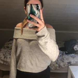 Stickad tröja - Grå Stickad offshoulder tröja, väldigt fin, väldigt använd men ändå bra skick! Sitter som en Xs