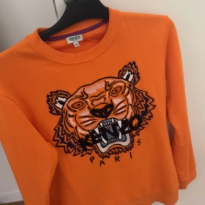 Kenzo - Tjena, säljer nu min kenzo crewneck  Storlek XS fits mindre S Cond  10/10 Kan gå ner i pris vid snabb affär  