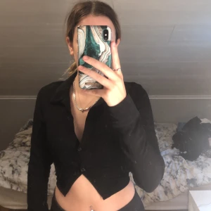 Svart fin tröja  - Fin svart tröja med snörning i ryggen från hm som tyvärr blivit för liten för mig!