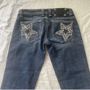 Miss me jeans - (LÅNADE BILDER, kom privat för egna) Köpta här på plick men var tyvärr för stora för mig. Midjemåttet är 70-73 cm runt, och i längden skulle jag säga att de passar någon som är mellan 160-165cm lång❤️ köparen står för frakt, tryck gärna på köp nu!
